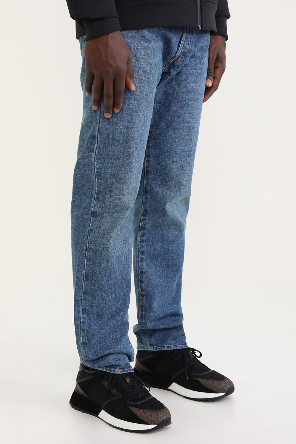 תמונת כל הלוק של סניקרס תאו מיקסד מדיה